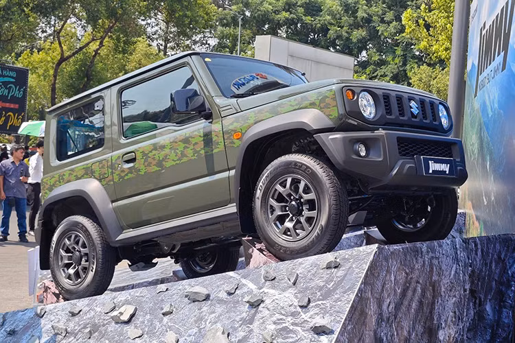 Tóm lại, ở phân khúc SUV tại Việt Nam hiện nay, Jimny là mẫu xe hiếm hoi đáp ứng được đầy đủ các tiêu chí, từ nền tảng khung gầm rời, các góc kỹ thuật và hàng loạt công nghệ vận hành Off-road đúng nghĩa. Chính vì đặc điểm này, Jimny là lựa chọn duy nhất cho những người yêu thích off-road, ưa mạo hiểm, khám phá những cung đường địa hình thách thức “Nobody but Jimny”.