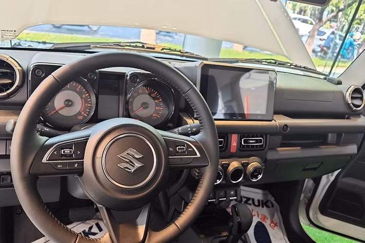 Bên trong mẫu SUV cỡ nhỏ này là không gian nội thất 4 chỗ ngồi với mặt táp-lô thiết kế theo phương ngang, giúp người lái nhận biết được góc nghiêng khi xe ở địa hình không bằng phẳng.