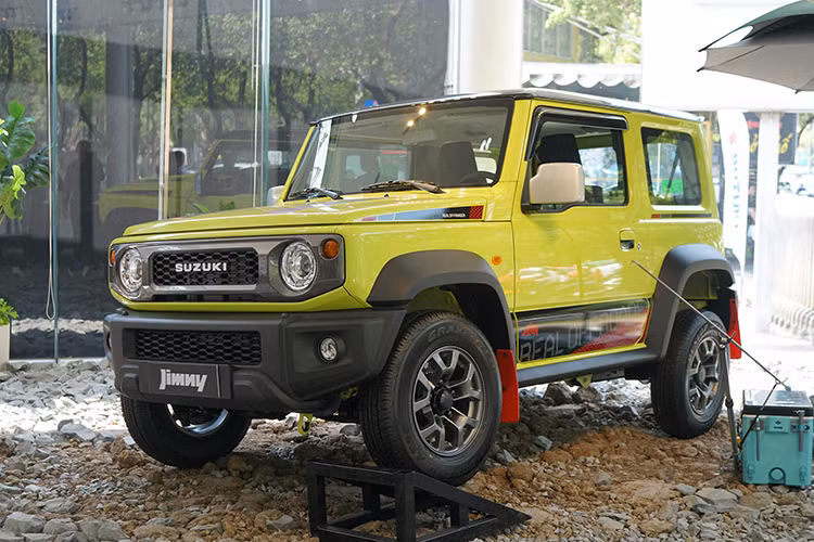 Nhiều khách hàng nữ trên thế giới còn trang trí Jimny bằng nhiều phụ kiện, đồ dùng cá nhân để phục vụ cho các hoạt động dã ngoại, du lịch cuối tuần. Ở Nhật Bản và nhiều quốc gia, hình ảnh Jimny đồng hành cùng phái nữ cũng vô cùng phổ biến, Jimny gắn liền với những khoảnh khắc thú vị trong cuộc sống của khách hàng một cách rất gần gũi, tự nhiên.