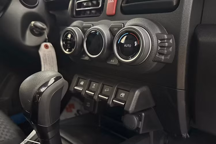 Suzuki Jimny 2024 sở hữu ngoại hình khá nịnh mắt với tổng thể vuông vức, nắp ca-pô phẳng, lưới tản nhiệt phía trước đặc trưng, cụm đèn pha LED có vòi rửa tiêu chuẩn, cửa sau vuông lớn gia tăng khả năng chuyên chở, giúp việc tháo dỡ hành lý dễ dàng hơn, khe thoát nước giúp không gian bên trong xe khô ráo và vành hợp kim 15 inch.