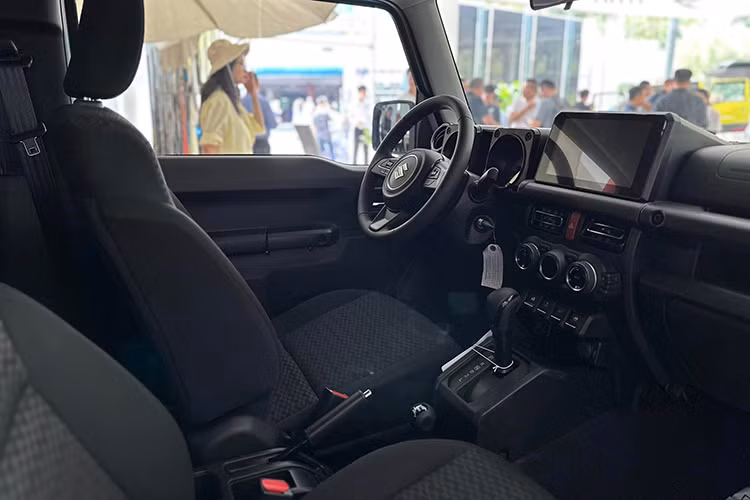 Ngoài ra, Jimny cũng được thiết kế khoảng sáng gầm xe đạt 210 mm, góc tới 37 độ, góc vượt đỉnh dốc 28 độ và góc thoát 49 độ, cho phép xe linh động di chuyển trên mọi địa hình hiểm trở hay đồi dốc. Với bán kính quay vòng tối thiểu chỉ 4,9 mét, Jimny có thể xoay sở dễ dàng trong các đoạn đường hẹp hoặc trong những bãi đậu xe, phù hợp với điều kiện đường phố Việt Nam.