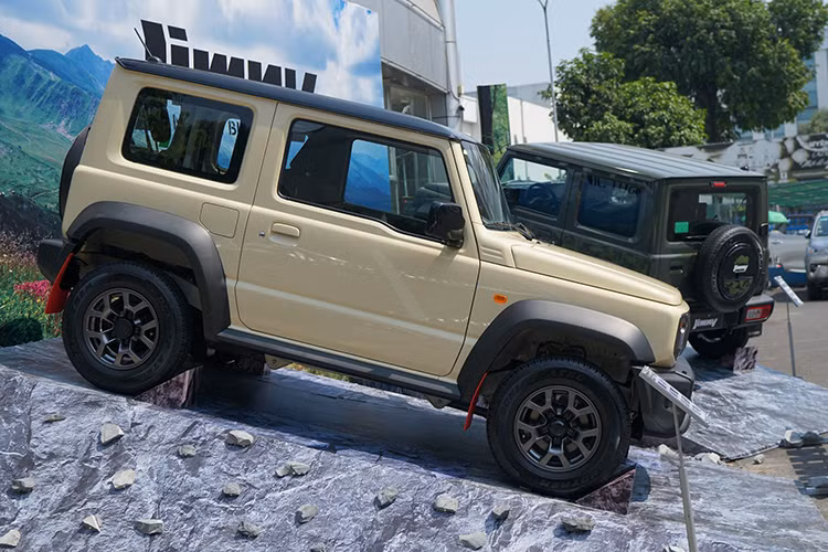 Khung gầm được trang bị trên Suzuki Jimny là loại rời body-on-frame dạng hình thang, được chế tạo từ thép có độ cứng cao và gia cố thêm hai thanh chéo nằm gần tâm của khung xe tạo thành một bộ khung chữ X, cùng với hai thanh dầm ngang ở phía trước/sau, giúp tăng độ cứng gấp 1,5 lần, tránh tình trạng vặn xoắn toàn bộ thân xe khi đi vào những khúc đường gập ghềnh.