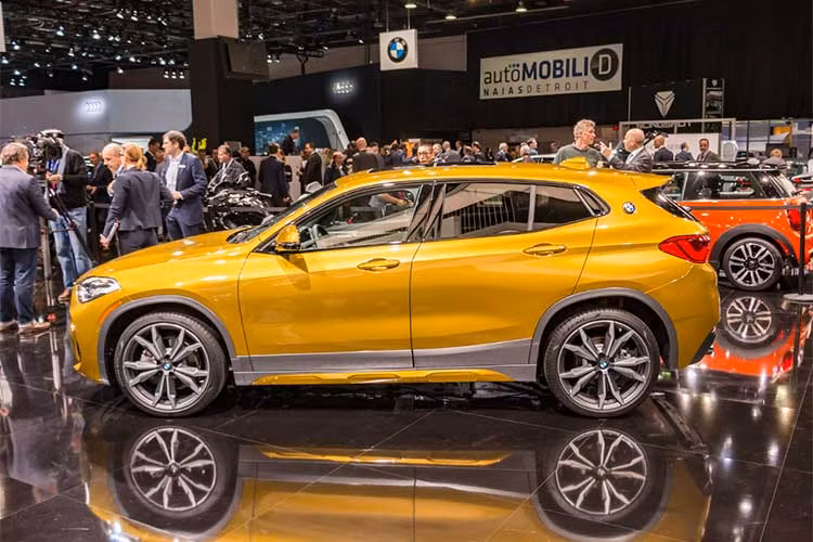 BMW X2 phiên bản 2019 mới này được hãng xe Đức xây dựng dựa trên X1 nhưng ngắn và thấp hơn, trông giống với một chiếc hatchback lai với một chiếc crossover truyền thống. Xe sở hữu chiều dài ngắn hơn 81 mm và thấp hơn 71 mm so với X1 nhưng có cùng chiều dài trục cơ sở.