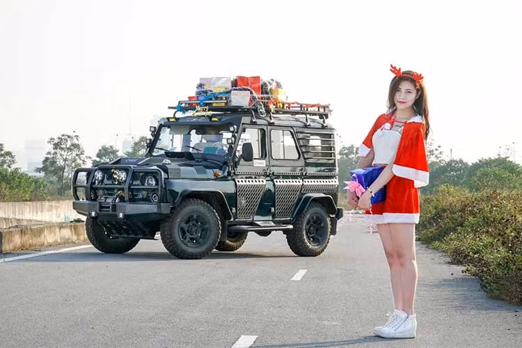 Phía bên ngoài, Hunter "Chase" được bọc thép với những "lớp vảy" đầy chất nhà binh. Cụm cản trước lớn và có các thanh chắn bảo vệ chắc khỏe. Xe được trang bị giá nóc, tời, đèn LED xung quanh trợ sáng vào ban đêm. Thậm chí cả cụm đèn pha và sương mù nguyên bản cũng được thay thế bằng đèn Bi-xenon và LED.