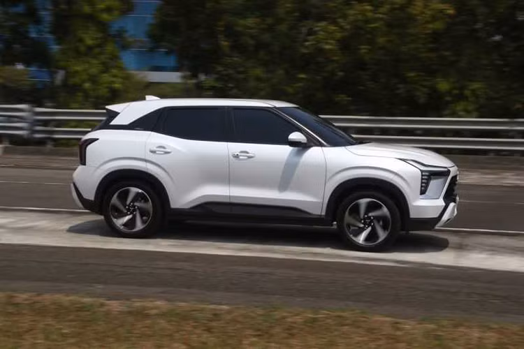 Về kích thước, Mitsubishi Xforce HEV tiết kiệm xăng có chiều dài tổng thể 4.390 mm, chiều rộng 1.810 mm, chiều cao 1.660 mm và chiều dài cơ sở 2.650 mm. Khoảng sáng gầm xe đạt 222 mm. 