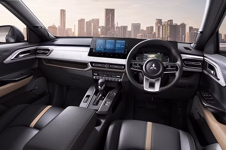 Nội thất của xe được trang bị màn hình giải trí trung tâm 12,3 inch hỗ trợ kết nối Apple CarPlay và Android Auto, bảng đồng hồ kỹ thuật số 8 inch. Hệ thống âm thanh Dynamic Sound Yamaha Premium với 8 loa. Điều hòa tự động hai vùng độc lập, cửa gió cho hàng ghế sau và chức năng lọc không khí nanoeX đảm bảo không gian thoải mái cho hành khách.