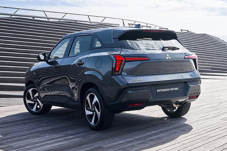 Mức giá xe Mitsubishi Xforce HEV 2025 tại thị trường Thái Lan dự kiến khởi điểm khoảng 700.000 baht (tương đương 523 triệu đồng), thấp hơn so với đối thủ Toyota Yaris Cross Hybrid, hiện có giá từ 789.000 baht (tương đương 586 triệu đồng).