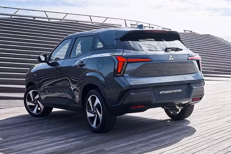 Mức giá xe Mitsubishi Xforce HEV 2025 tại thị trường Thái Lan dự kiến khởi điểm khoảng 700.000 baht (tương đương 523 triệu đồng), thấp hơn so với đối thủ Toyota Yaris Cross Hybrid, hiện có giá từ 789.000 baht (tương đương 586 triệu đồng).