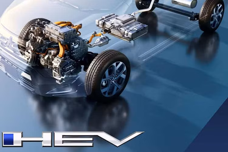 Về an toàn, Xforce HEV được trang bị gói Mitsubishi Motors Safety Sensing (MMSS), bao gồm các tính năng như cảnh báo va chạm, hỗ trợ phanh khẩn cấp, điều khiển hành trình thích ứng, cảnh báo điểm mù và cảnh báo phương tiện cắt ngang khi lùi. Hệ thống Active Yaw Control (AYC) giúp kiểm soát lực phanh khi vào cua, tăng cường độ ổn định cho xe.