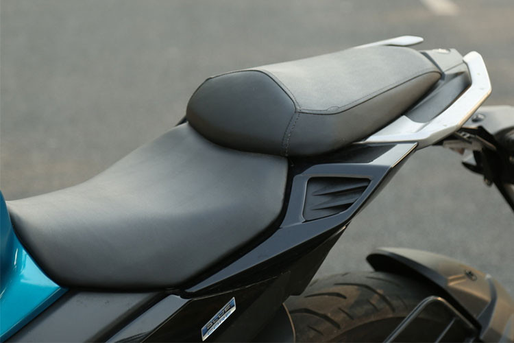 Yamaha FZ 25 mới được phát triển dựa trên bộ khung dạng kim cương hay lưới mắt cao và có trọng lượng chỉ 148 kg. Các kích thước cơ bản khác của mẫu naked bike phân khối nhỏ này bao gồm chiều dài tổng thể 2.015 mm, chiều dài cơ sở 1.360 mm, chiều rộng 770 mm và chiều cao 1.075 mm.