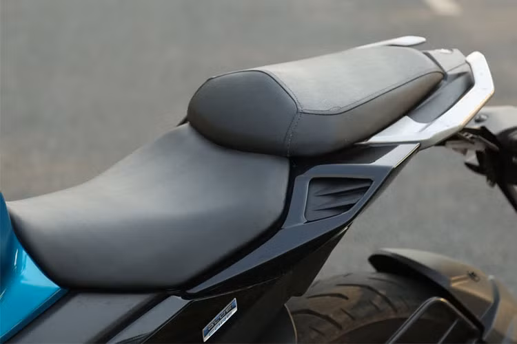 Yamaha FZ 25 mới được phát triển dựa trên bộ khung dạng kim cương hay lưới mắt cao và có trọng lượng chỉ 148 kg. Các kích thước cơ bản khác của mẫu naked bike phân khối nhỏ này bao gồm chiều dài tổng thể 2.015 mm, chiều dài cơ sở 1.360 mm, chiều rộng 770 mm và chiều cao 1.075 mm.