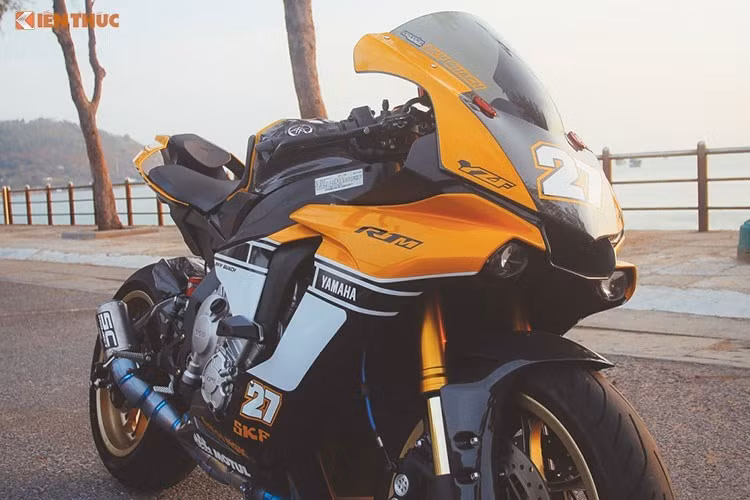 Yamaha R1 sở hữu khối động cơ 4 thì, làm mát bằng chất lỏng, 4 xi-lanh, dung tích 998 cc cho công suất 198 mã lực. Trong khi đó, R1M trang bị khối động cơ crossplane 4 thì, làm mát bằng chất lỏng, phun nhiên liệu điện tử, bốn xi-lanh thẳng hàng, dung tích 998 cc, sản sinh 200 mã lực.