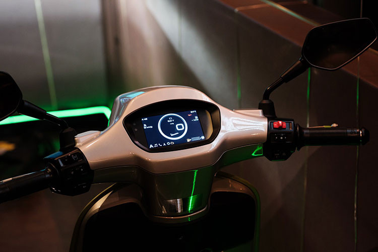 Ở phiên bản Vespa Sprint Tech tại Việt Nam, xe sử dụng màn hình điện tử TFT 5 inch thế hệ mới, có khả năng kết nối với điện thoại thông minh bằng hệ thống VESPA MIA. Đây chính là yếu tố đặc trưng được thiết kế để đáp ứng nhu cầu của thế hệ trẻ đang làm chủ xu hướng của thế giới, mang đến trải nghiệm đỉnh cao cho người dùng.