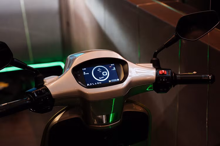 Ở phiên bản Vespa Sprint Tech tại Việt Nam, xe sử dụng màn hình điện tử TFT 5 inch thế hệ mới, có khả năng kết nối với điện thoại thông minh bằng hệ thống VESPA MIA. Đây chính là yếu tố đặc trưng được thiết kế để đáp ứng nhu cầu của thế hệ trẻ đang làm chủ xu hướng của thế giới, mang đến trải nghiệm đỉnh cao cho người dùng.