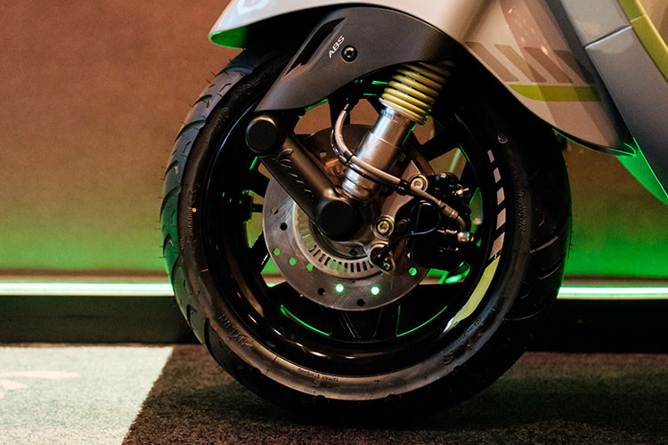 Bên cạnh đó, hệ thống Keyless - khởi động thông minh không cần chìa - giúp người lái mở khóa, khóa và khởi động xe chỉ với một thao tác đơn giản. Nút bấm trên chìa khóa điện tử cho phép mở yên xe từ xa và hỗ trợ xác định vị trí xe với tính năng Bike Finder. 