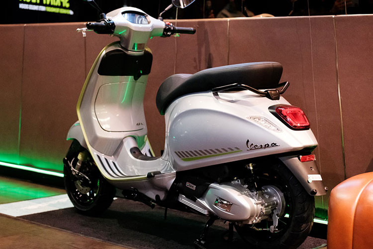 Vespa Sprint Tech cũng được trang bị động cơ iGet xi-lanh đơn hiện đại, 4 thì, 3 van dung tích 125 và 150 cc, làm mát bằng không khí và được trang bị hệ thống phun điện tử. Trong đó bản Sprin Tech 12 sở hữu công suất cực đại 7.9 kW tại 7.700 vòng/phút, còn bản Sprint Tech 150 mạnh mẽ hơn với công suất 9.2 kW tại 7.250 vòng/phút.