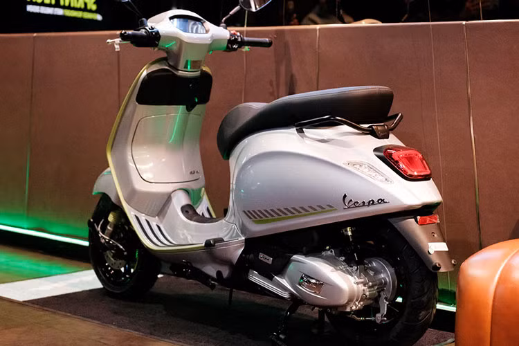 Vespa Sprint Tech cũng được trang bị động cơ iGet xi-lanh đơn hiện đại, 4 thì, 3 van dung tích 125 và 150 cc, làm mát bằng không khí và được trang bị hệ thống phun điện tử. Trong đó bản Sprin Tech 12 sở hữu công suất cực đại 7.9 kW tại 7.700 vòng/phút, còn bản Sprint Tech 150 mạnh mẽ hơn với công suất 9.2 kW tại 7.250 vòng/phút.