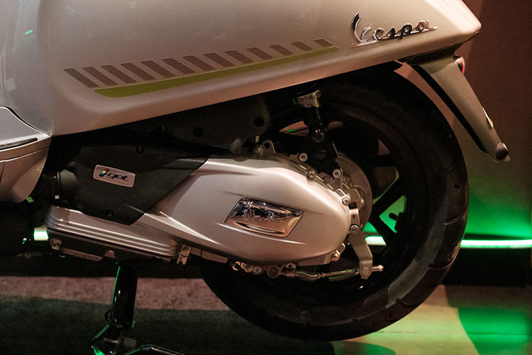 Vespa Sprint Tech 2025 được trang bị hệ thống giảm xóc trước giảm chấn thủy lực đơn hiệu ứng kép kết hợp với lò xo ống lồng, giảm xóc sau giảm chấn thủy lực hiệu ứng kép với lò xo ống lồng 4 vị trí điều chỉnh. Xe cũng được trang bị phanh đĩa 200 mm với ABS ở phía trước và phanh tang trống 140 mm ở phía sau. 