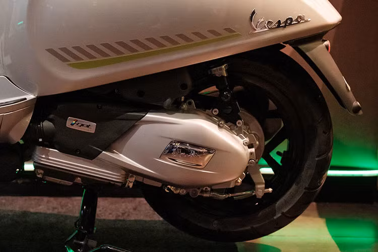 Vespa Sprint Tech 2025 được trang bị hệ thống giảm xóc trước giảm chấn thủy lực đơn hiệu ứng kép kết hợp với lò xo ống lồng, giảm xóc sau giảm chấn thủy lực hiệu ứng kép với lò xo ống lồng 4 vị trí điều chỉnh. Xe cũng được trang bị phanh đĩa 200 mm với ABS ở phía trước và phanh tang trống 140 mm ở phía sau. 