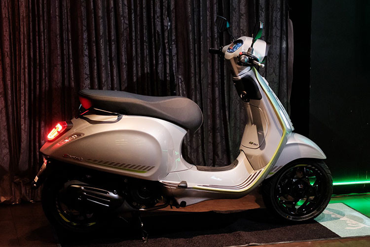 Điểm nhấn độc đáo dễ nhận diện chính là viền xanh lá huỳnh quang, tạo nên giao diện tổng thể mang đậm tính công nghệ và mạnh mẽ. Ngoài ra, thiết kế yên xe với chất liệu cao cấp cùng các đường chỉ tương phản, cùng logo công nghệ ở phần cốp trước, cũng góp phần tạo nên vẻ ngoài hiện đại, thanh lịch và đầy cá tính cho dòng xe mới nhất từ Vespa.