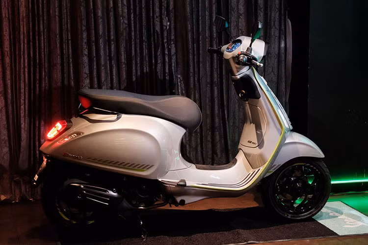 Điểm nhấn độc đáo dễ nhận diện chính là viền xanh lá huỳnh quang, tạo nên giao diện tổng thể mang đậm tính công nghệ và mạnh mẽ. Ngoài ra, thiết kế yên xe với chất liệu cao cấp cùng các đường chỉ tương phản, cùng logo công nghệ ở phần cốp trước, cũng góp phần tạo nên vẻ ngoài hiện đại, thanh lịch và đầy cá tính cho dòng xe mới nhất từ Vespa.