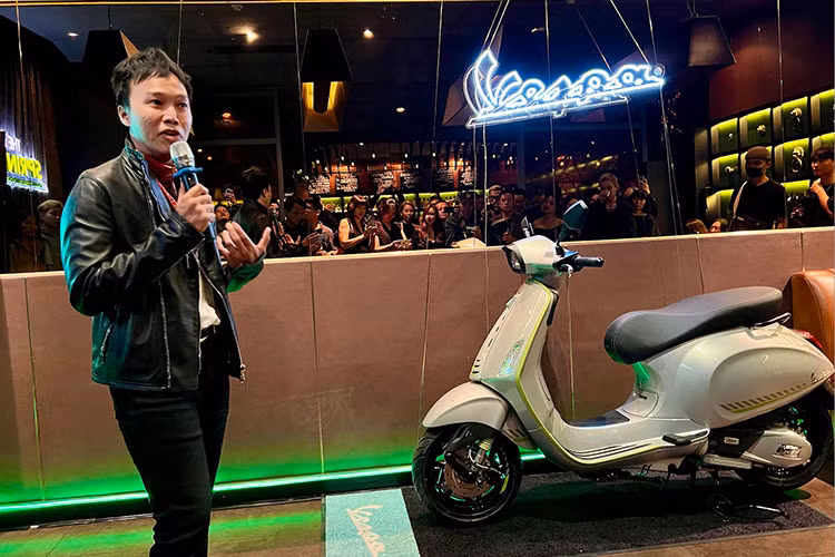 Vespa Sprint S TFT chính thức có mặt và mở bán từ ngày 28/03/2025 tại các hệ thống Đại lý ủy quyền của Piaggio Việt Nam. Mức giá xe Vespa Sprint Tech 2025 tại Việt Nam bán ra từ 103,8 - 107,5 triệu đồng cho phiên bản 125cc, phiên bản 150cc của mẫu xe này có mức bán ra là 119,8 triệu đồng. 