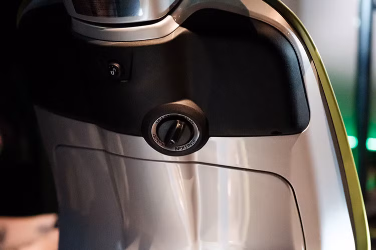 Ứng dụng được thiết kế đặc biệt để kết nối giữa xe và điện thoại. Sau khi kết nối, màn hình TFT sẽ hiển thị tất cả các thông báo về cuộc gọi đến và tin nhắn, thông báo từ mạng xã hội, cho phép quản lý các cuộc gọi, danh sách nhạc và cung cấp những thông tin đặc biệt hữu ích về tình trạng xe, thông số lái xe và thống kê hành trình. 