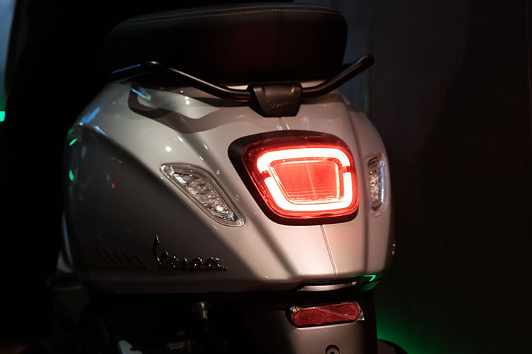 Mẫu xe tay ga Vespa Sprint Tech 2025 có kích thước chiều dài 1.870 mm, chiều rộng 735 mm và chiều dài cơ sở 1.340 mm. Chiều cao yên xe 790mmm. Dung tích bình xăng là 8,0 + 0,5 lít. Trọng lượng 130kg