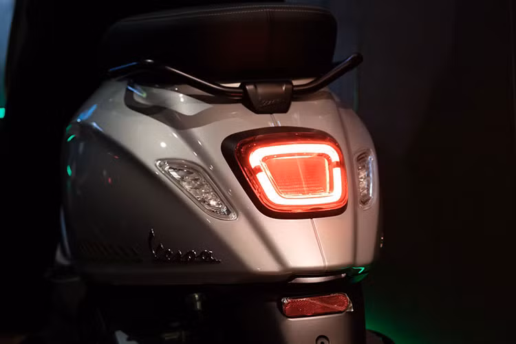 Mẫu xe tay ga Vespa Sprint Tech 2025 có kích thước chiều dài 1.870 mm, chiều rộng 735 mm và chiều dài cơ sở 1.340 mm. Chiều cao yên xe 790mmm. Dung tích bình xăng là 8,0 + 0,5 lít. Trọng lượng 130kg