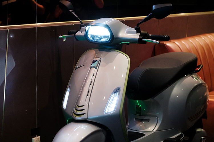 Đáng chú ý, đây là lần đầu tiên dòng xe ga Vespa Sprint mới được trang bị hệ thống chiếu sáng Ambient Light, tạo nên một trải nghiệm hoàn toàn khác biệt. Ánh sáng Ambient Light sẽ được phát ra từ tấm chắn sau tay lái, khi khởi động, tắt xe và sử dụng tính năng tìm xe từ Keyless System , giúp người lái dễ dàng nhận diện phương tiện ngay lập tức.