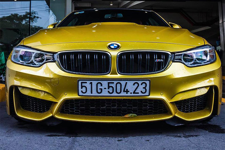 Xe sở hữu kích thước tổng thể dài x rộng x cao lần lượt là 4.671 x 1.870 x 1.383mm. Trọng lượng không tải ở mức 1.497kg. Chiếc xe trong bài viết này, ngoài những phụ kiện nguyên bản theo xe, nó còn được chủ nhân trang bị thêm một số đồ chơi, phụ kiện đi kèm có giá trị.