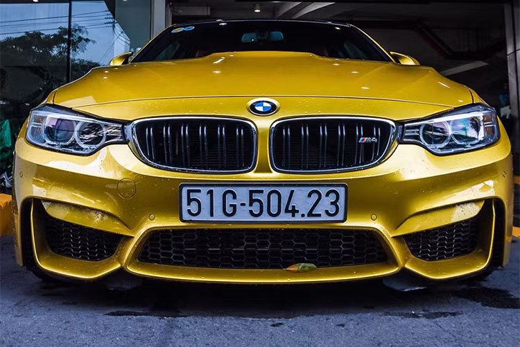 Xe sở hữu kích thước tổng thể dài x rộng x cao lần lượt là 4.671 x 1.870 x 1.383mm. Trọng lượng không tải ở mức 1.497kg. Chiếc xe trong bài viết này, ngoài những phụ kiện nguyên bản theo xe, nó còn được chủ nhân trang bị thêm một số đồ chơi, phụ kiện đi kèm có giá trị.