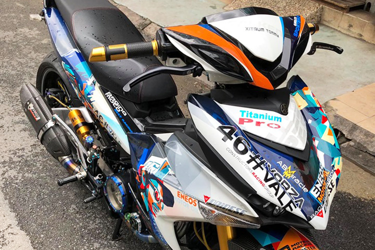 Chiếc côn tay trải qua nhiều lần thay đổi và ở bản độ mới nhất, dàn vỏ dán decal phong cách xe môtô đua thể thao đang thịnh hành cùng họa tiết mang phong cách tay đua mang số hiệu 46 - Valentino Rossi của đội đua Yamaha ở thân xe. Xe sử dụng đèn mắt cú Bi-Xenon. 