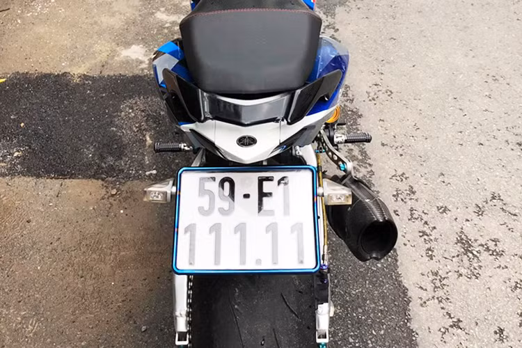 Đặc biệt hơn, chiếc xe này mang biển số "ngũ quý 1", đăng ký tại quận Phú Nhuận, TP HCM nên phần chữ cũng là E1. Biển số "độc" này đã giúp tăng giá trị của chiếc xe khi bán ra thị trường cho người mê biển độc.