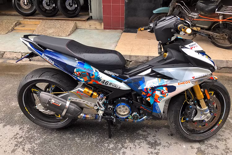 Chiếc xe máy Yamaha Exciter độ "khủng nhất Việt Nam" của biker Sài Gòn đã nhận được sự chú ý đặc biệt tại các cuộc thi thiết kế xe đẹp mà chủ xe tham gia, đạt 3 giải nhất toàn quốc. Hầu hết chi tiết nguyên bản trên xe đã được thay thế bởi đồ "độ" lấy từ những chiếc môtô phân khối lớn.