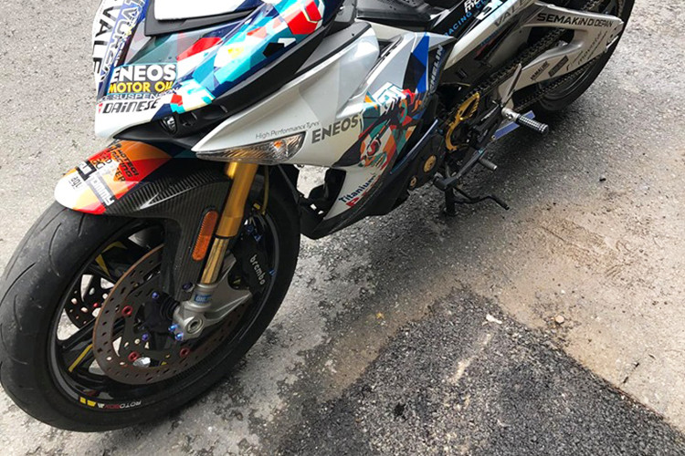 Nếu chỉ quan sát phần dưới của chiếc xe, người xem có thể nhầm lẫn với một chiếc xe phân khối lớn khi chủ xe đã trang bị bộ vành lốp cỡ lớn, độ giảm xóc trước hành trình ngược, đĩa phanh đôi phía trước.