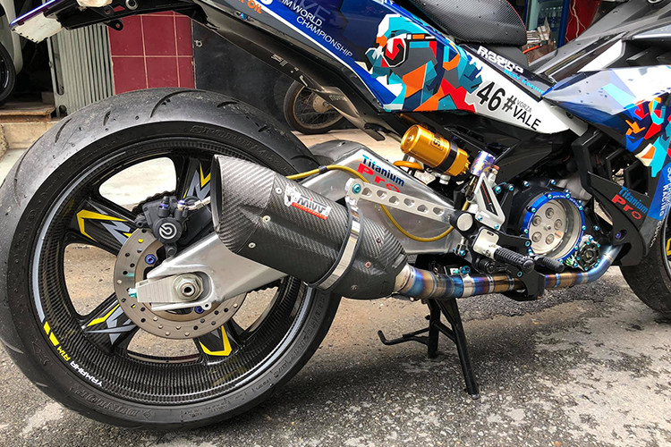 "Dàn chân" sau của xe với vành carbon Rotobox bản lớn và lốp Z1000, gắp sau cỡ lớn, ống xả MIVV full carbon cùng cổ ống xả titan đem lại tiếng nổ uy lực và tăng tính thẩm mỹ của xe.