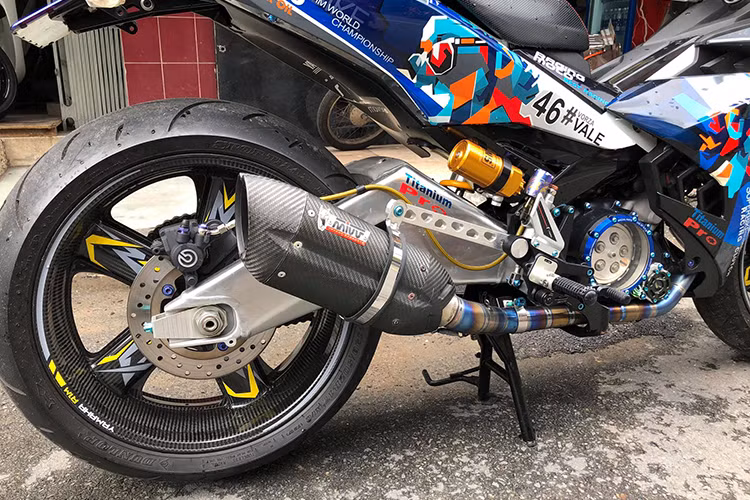 "Dàn chân" sau của xe với vành carbon Rotobox bản lớn và lốp Z1000, gắp sau cỡ lớn, ống xả MIVV full carbon cùng cổ ống xả titan đem lại tiếng nổ uy lực và tăng tính thẩm mỹ của xe.