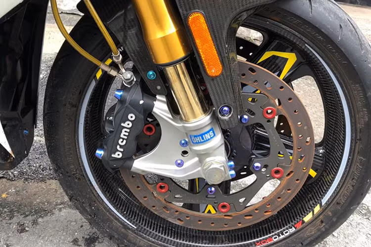 Bộ vành carbon Robotox, đĩa phanh đôi cỡ lớn BreakTech Racing, phanh Brembo, giảm xóc trước dạng hành trình ngược Ohlins, lốp xe từ Kawasaki Z1000, chắn bùn carbon trang bị cho chiếc Yamaha Exciter hàng khủng. Những chi tiết đắt giá này khiến nó không khác gì một chiếc môtô tiền tỷ.