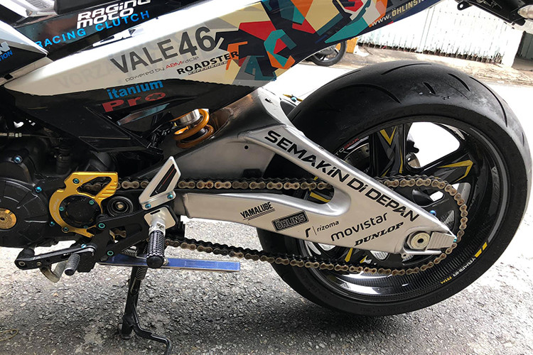 Để có tư thế lái thể thao hơn, chủ xe cũng đã thay thế gác chân nguyên bản của xe bằng gác chân thể thao Rizoma Italy, giảm xóc sau Ohlins giúp chiếc xe di chuyển êm ái và ổn định. Gắp sau nhôm phay CNC kích thước lớn, đem lại vẻ hầm hố cho chiếc xe.