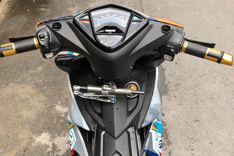 Phần đầu xe với nhiều chi tiết "hàng hiệu" đã được chủ nhân độ lại. Xe nổi bật với loạt đồ chơi hàng hiệu như bao tay Rizoma Lux, tay phanh, tay côn Brembo Bilex. Cụm đồng hồ cũng được làm mới, phí dưới cổ xe là hệ thống tay lái có trợ lực lấy từ mẫu phân khối lớn Ducati 1199.
