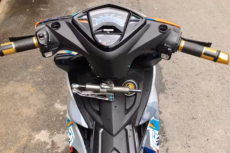 Phần đầu xe với nhiều chi tiết "hàng hiệu" đã được chủ nhân độ lại. Xe nổi bật với loạt đồ chơi hàng hiệu như bao tay Rizoma Lux, tay phanh, tay côn Brembo Bilex. Cụm đồng hồ cũng được làm mới, phí dưới cổ xe là hệ thống tay lái có trợ lực lấy từ mẫu phân khối lớn Ducati 1199.