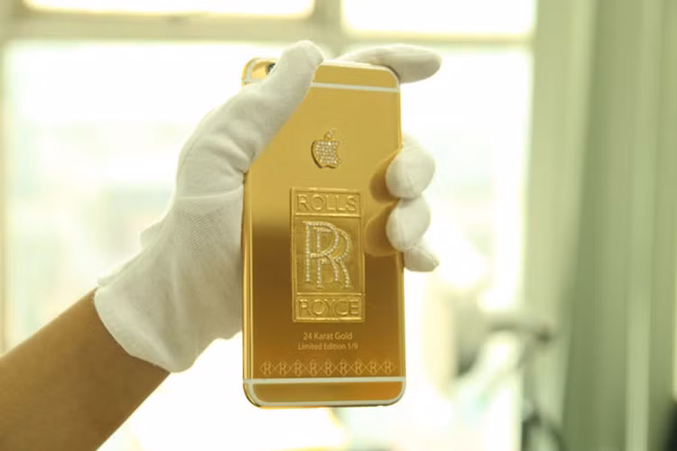 Sau hàng loạt những chiếc siêu xe sang Rolls-Royce mạ vàng, sẽ có 9 chiếc iPhone 6 Plus phiên bản mạ vàng đúc logo của dòng siêu xe danh tiếng này bằng vàng 24K được đặt hàng riêng theo xe. Những chiếc điện thoại này chỉ dành riêng cho các chủ sở hữu dòng xe này tại Việt Nam.