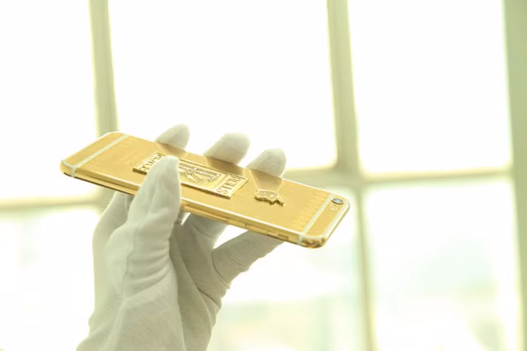 Ngay sau khi giới thiệu những chiếc siêu xe Rolls-Royce Phantom mạ vàng 24K đẳng cấp tại Việt Nam đã từng xuất hiện thời gian vừa qua, các kỹ sư của Royal Gold &amp; Karalux tại Việt Nam gấp rút tiến hành độ vàng những chiếc iPhone 6 để dành cho các chủ sở hữu siêu xe này.