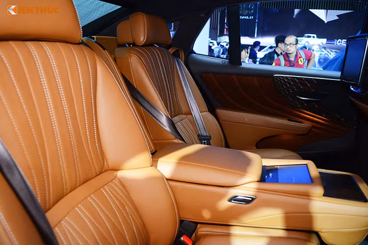 Đặc biệt đối với tùy chọn gói trang bị ghế ngồi cao cấp, ghế sau chỉnh điện đi kèm chức năng mát-xa công nghệ Nhật Bản “Shiatsu” và đệm chân điều chỉnh lên xuống mang đến khoảng để chân rộng nhất từ trước đến nay. Khoang lái của xe còn được trang bị dàn âm thanh hi-end Mark Levinson với công nghệ 3D Surround.
