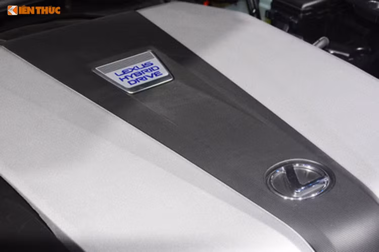 Không chỉ có hệ thống thông tin giải trí với màn hình 12,3 inch, xe còn có một màn hình cảm ứng có khả năng nhận biết chữ viết tay và tùy chọn màn hình hiển thị trên kính lớn nhất Thế giới với kích thước lên tới 24 inch. Ở phía sau, Lexus cũng đã sử dụng panel màn hình cảm ứng điều khiển các chức năng tương tự như đối thủ BMW 7 Series. 