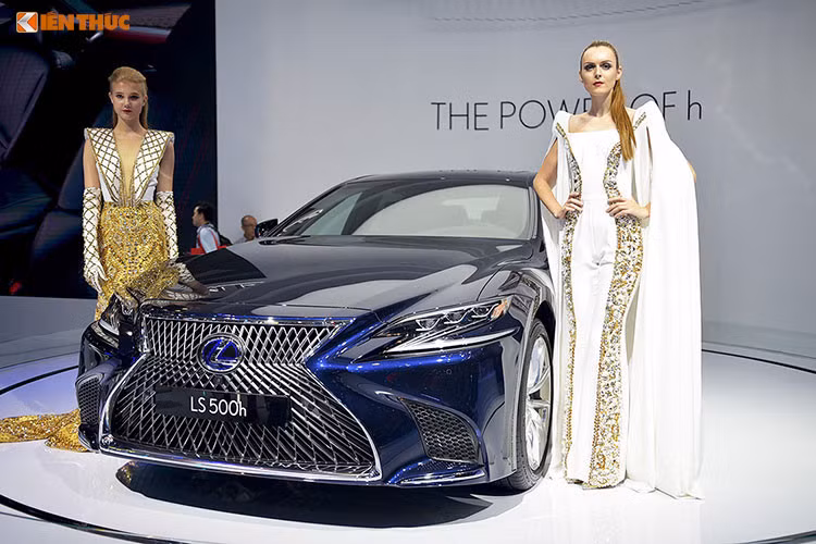 Về an toàn, LS 2018 có hai gói Lexus Safety System và Advanced Safety Package. Nhờ đó, xe có hệ thống phát hiện người đi bộ và đánh lái chủ động để tránh chệch làn đường. Hiện tại, chưa rõ kế hoach phân phối và mức giá bán ra của LS thế hệ mới nói chung và LS500h nói riêng của Lexus tại Việt Nam nhưg chắc chắn nó sẽ tạo sức hút đối với những tín đồ đam mê thương hiệu xe sang Nhật Bản.