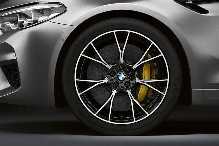M5 Competition được trang bị bộ mâm hợp kim nhẹ M thể thao với thiết kế 7 chấu chữ Y và phối 2 gam màu. Bộ mâm kích cỡ 20-inch đi kèm với lốp 275/35R20 ở bánh trước và 285/35R20 ở bánh sau khá ấn tượng.