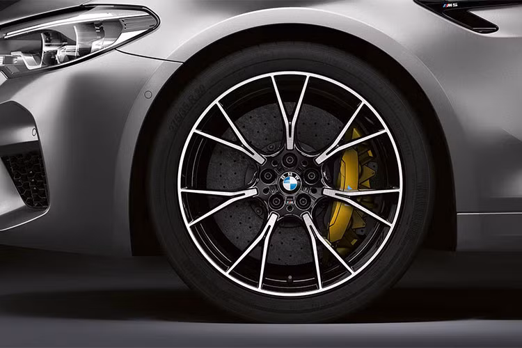 M5 Competition được trang bị bộ mâm hợp kim nhẹ M thể thao với thiết kế 7 chấu chữ Y và phối 2 gam màu. Bộ mâm kích cỡ 20-inch đi kèm với lốp 275/35R20 ở bánh trước và 285/35R20 ở bánh sau khá ấn tượng.