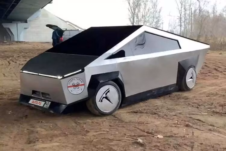 Sau khi mẫu xe bán tải Tesla Cybertruck chống đạn chính thức ra mắt công chúng và cho thấy một thiết kế kỳ cục, không bất ngờ khi có nhiều người lập tức bắt đầu làm nên những chiếc Cybertruck giả. Thậm chí tại Nga, người ta còn đang rao bán một chiếc xe Tesla Cybertruck nhái.